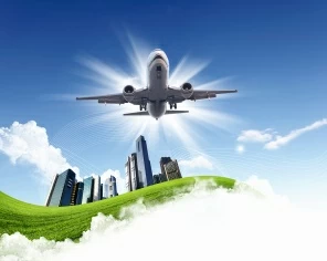 Самолет в небе над городом