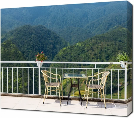 Терраса с видом на зеленые горы