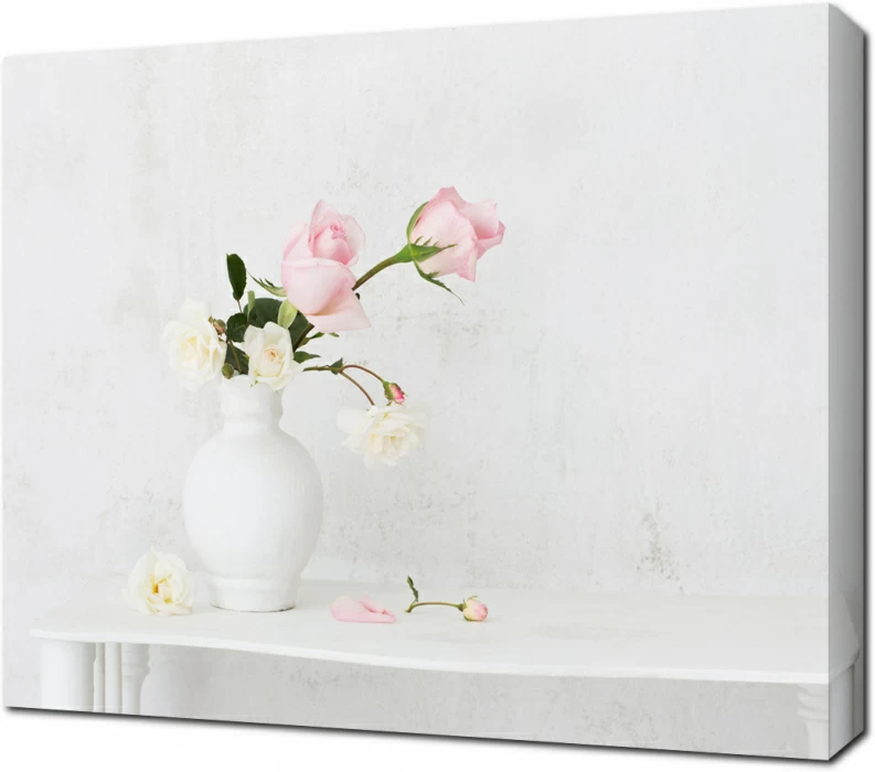Нежные розы в белой вазе
