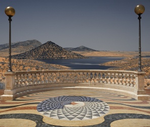 Балкон с видом на озеро в пустыне