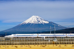 Синкансэн - поезд-пуля на фоне вулкана Фудзи. Японии