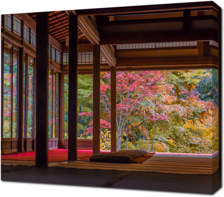 Веранда храма в осеннем парке Киото. Япония