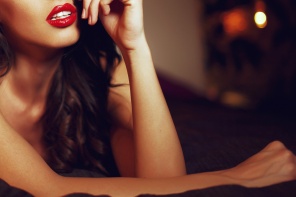Сексуальная женщина с красными губами