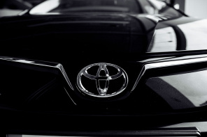 Логотип Toyota на черном автомобиле