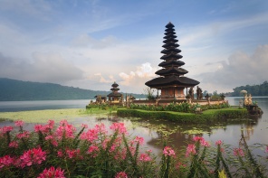 Храм Пура Улун Дану на озере Братан, Бали