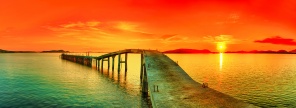 Панорамное изображение причала в море на закате