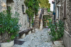 Узкие мощеные улицы старого города Франции