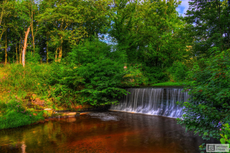 Водопад в парке Yarrow Valley, Англия