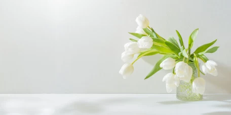 Букет нежных белых тюльпанов