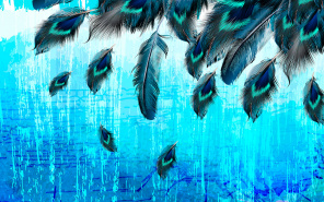 Перья павлина на голубом абстрактом фоне