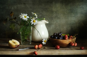 Натюрморт с яблоками и полевыми цветами