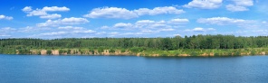 Панорамный вид на берег озера