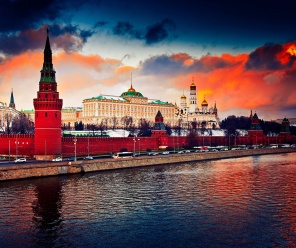 Яркий закат над Московским Кремлем