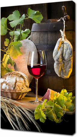 Вино в бокале и виноградная лоза