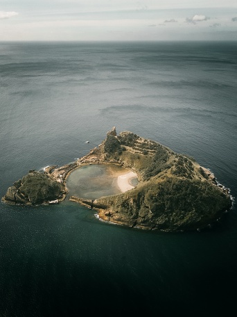 Уединенный необычный остров