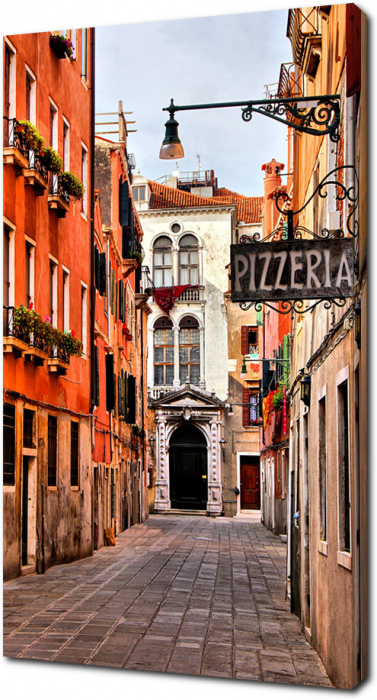 Живописная улица в исторической части Венеции. Италия