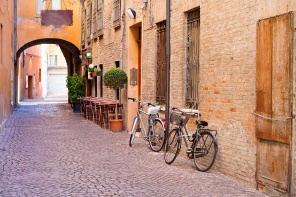Каменная средневековая улица в историческом центре города Феррара. Италия