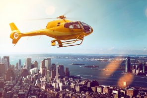 Желтый вертолет над мегаполисом