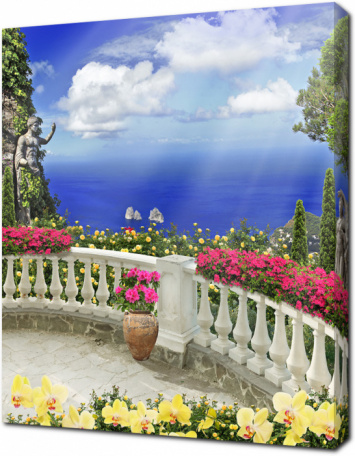 Старый балкон с цветами и статуями с видом на море