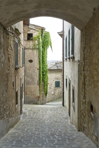 Средневековая улочка с Аркой в Италии
