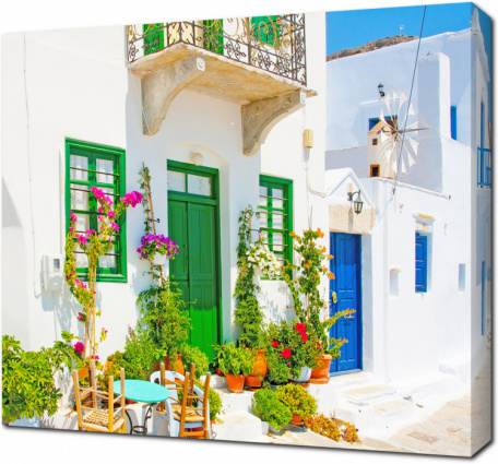 Улица с белоснежными домами в Иос. Аморгос. Греция