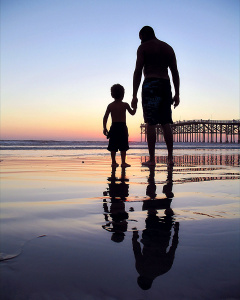 Отец и сын у моря