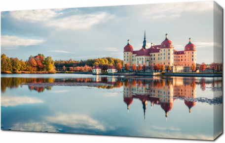 Утренний замок Морицбург в отражении озера