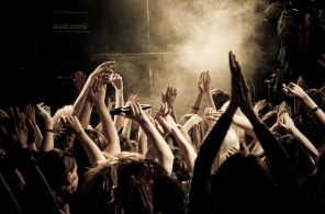Толпа на концерте с поднятыми вверх руками