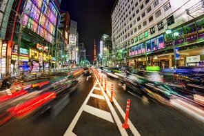 Ночное движение на улицах Токио. Япония