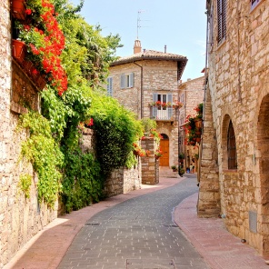Цветочная улица в городе Ассизи, Италия