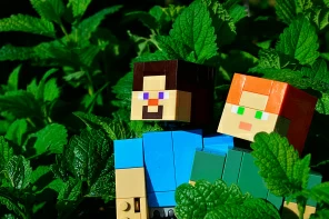 Персонажи игры Майнкрафт на фоне зелени