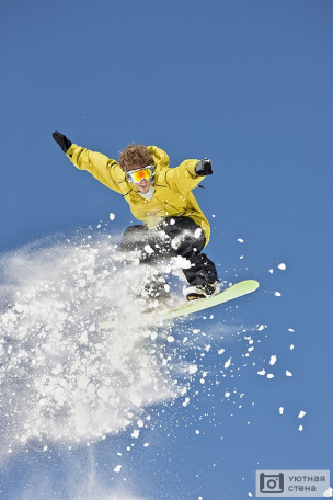 Летящий сноубордист