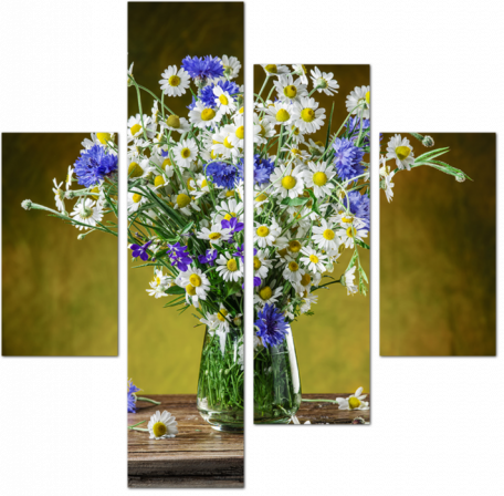 Букет полевых цветов в стеклянной вазе