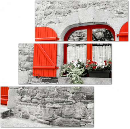 Старый каменный дом с красными дверями и окнами