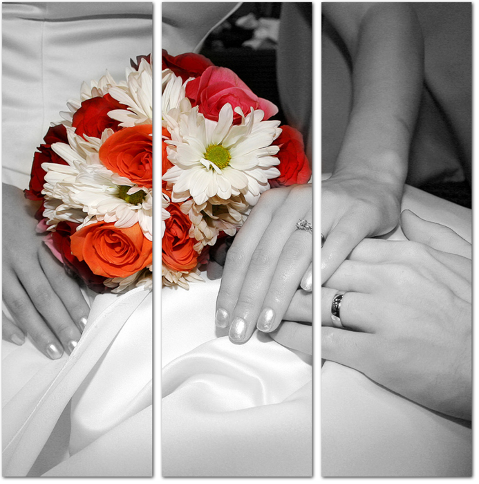 Красочный свадебный букет на черно-белом фото