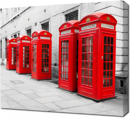 Типичные Лондонские красные будки на черно-белом фоне