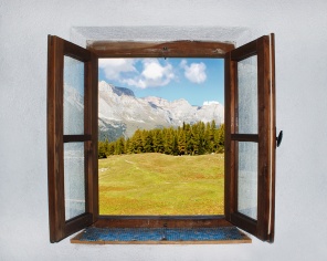 Старое окно с видом на горы