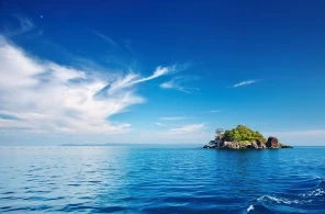 Морской пейзаж с меленьким островом. Архипелаг Трат. Таиланд
