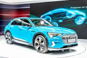 Внедорожник Audi e-tron 55 в автосалоне в Париже