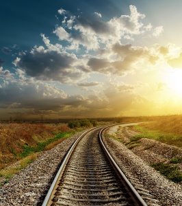 Железная дорога через поле на закате