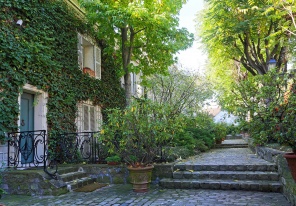 Красивая улица на холме Монмартр в Париже