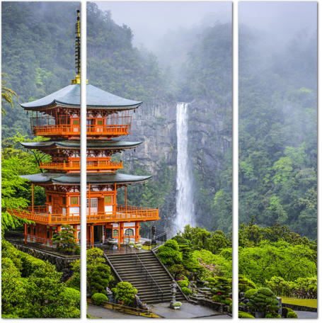 Водопад у пагоды в Японии