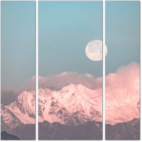 Восход луны в горах