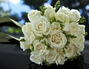 Букет белых роз с зеленью