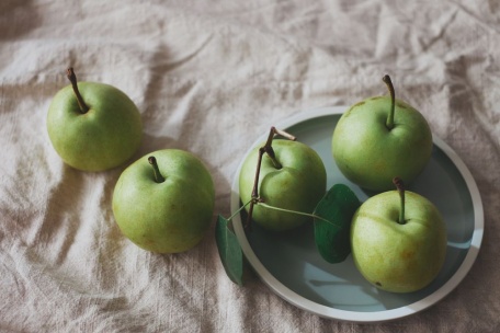Зеленые яблочки на тарелке