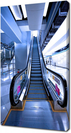 Эскалатор вверх в торговом центре
