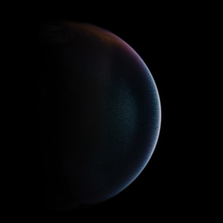 Перламутровая планета в темноте