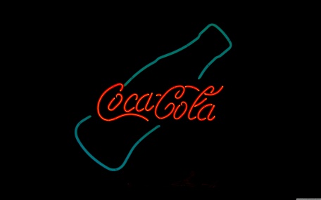 Неоновая вывеска Кока-кола на черном фоне