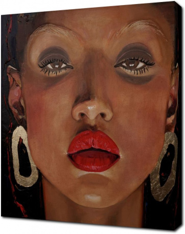 Портрет девушки с красными губами крупно