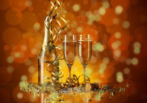 Бутылка и бокалы в новогоднем оформлении